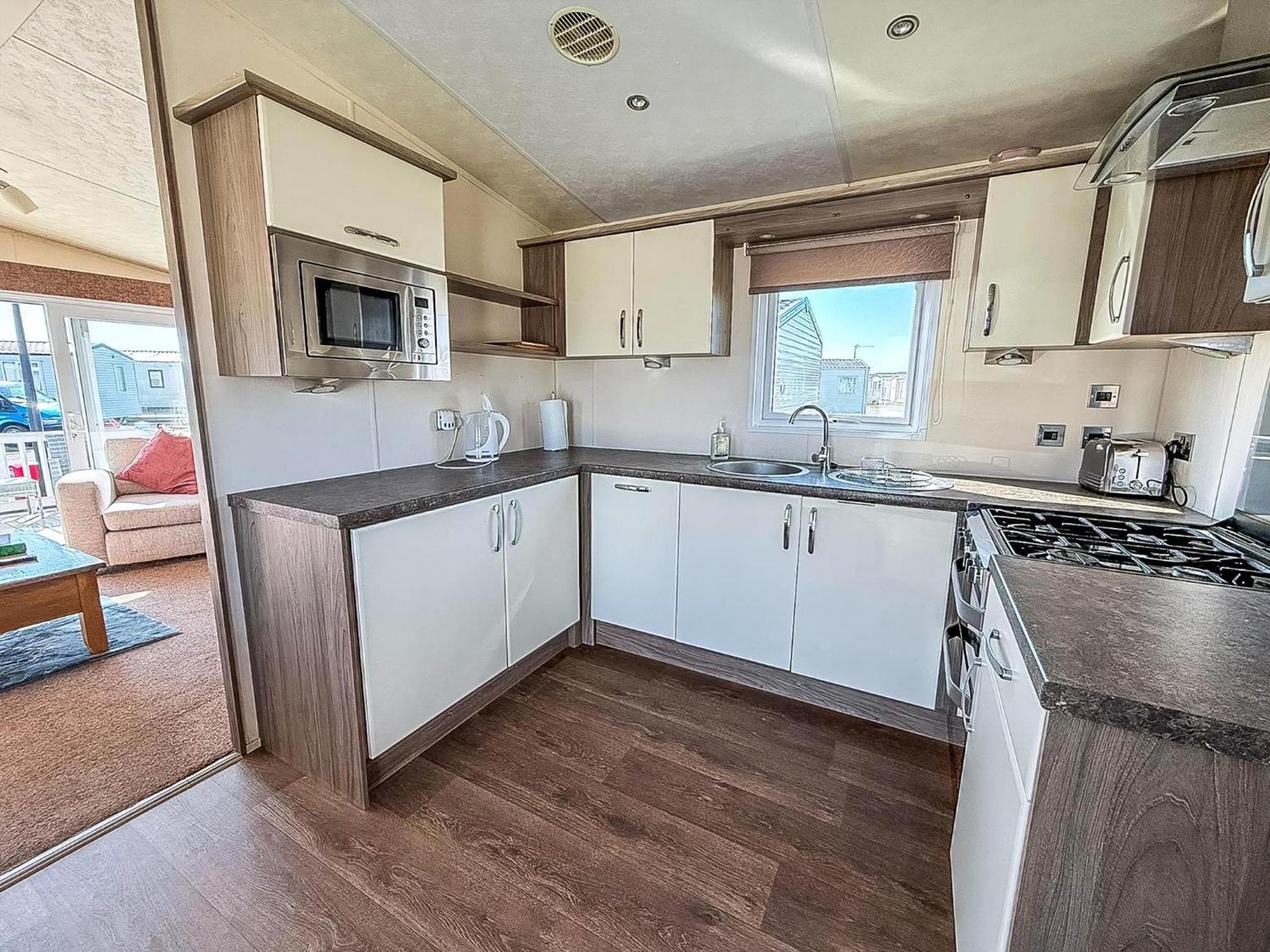 Beautiful Caravan With Decking Wifi At St Osyth Beach Holiday Park Ref 28077Dw Клактън он Сий Екстериор снимка